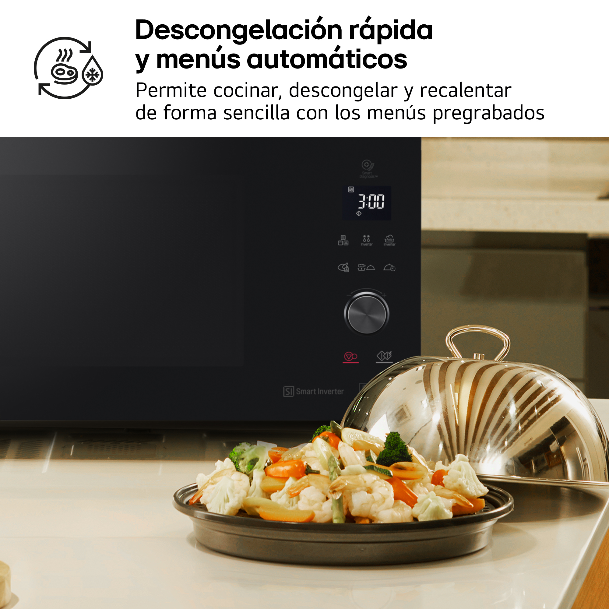 Microondas negro con comida cocinada y campana plateada.