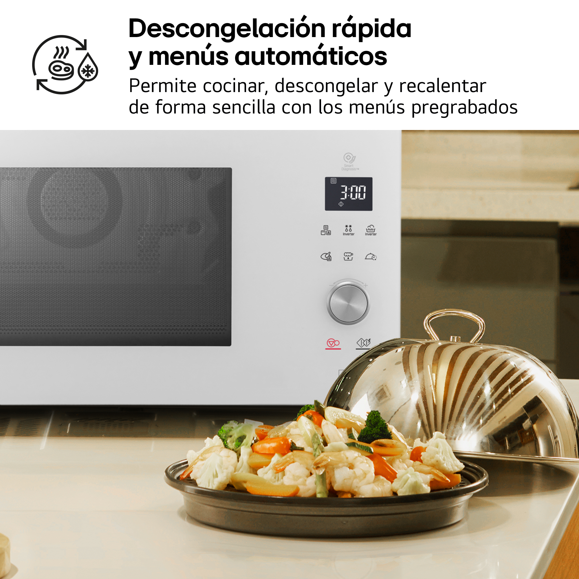 Un horno microondas con un plato de camarones y verduras delante.