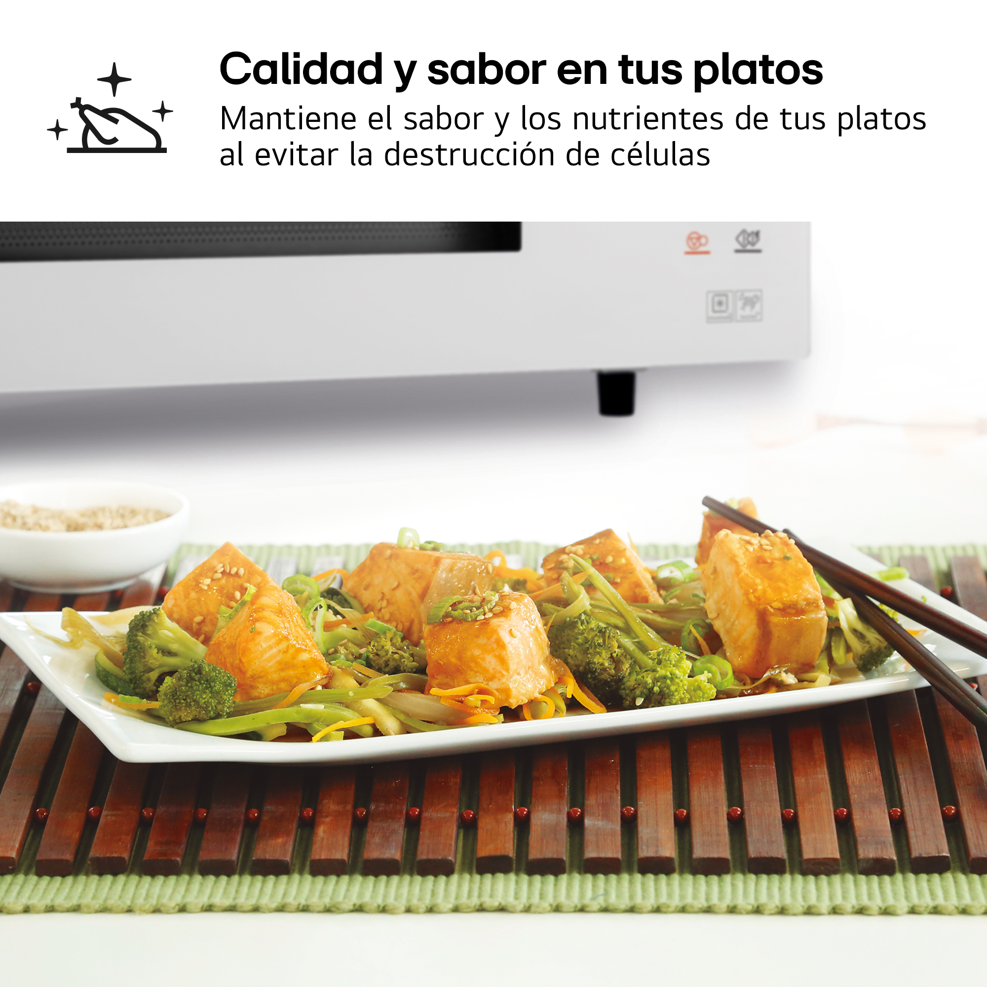 Salmón con brócoli y zanahorias en un plato con palillos.