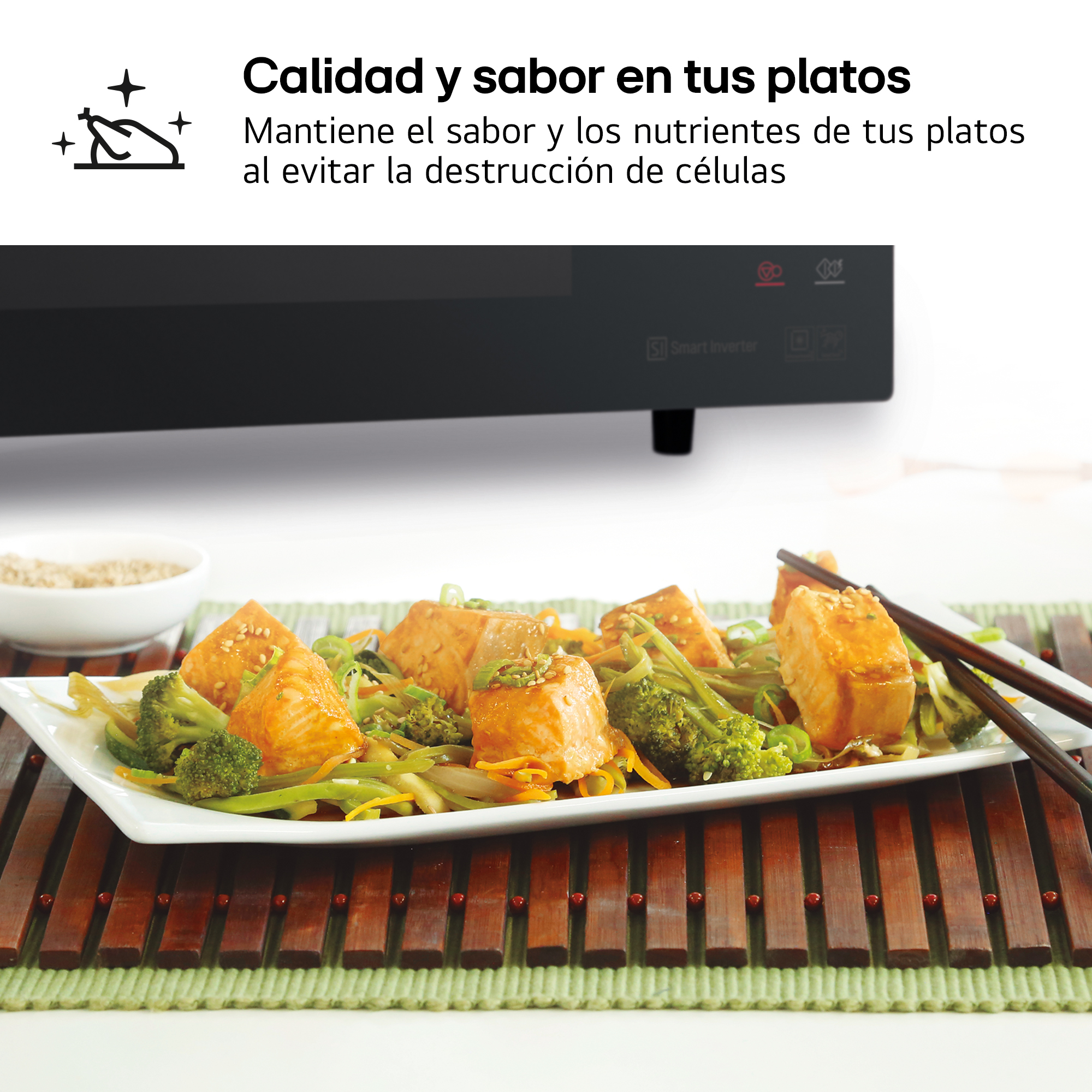 Salmón con brócoli y zanahoria en un plato, adornado con sésamo.