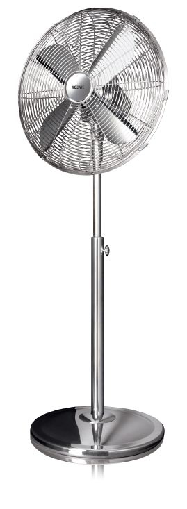 Srebrny wentylator stojący z okrągłą podstawą i regulowanym stojakiem.