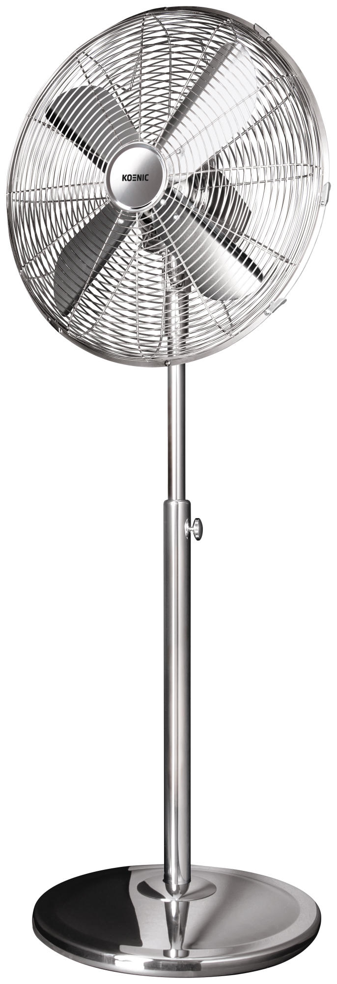 Srebrny wentylator stojący z metalową kratką i łopatkami na białym tle.