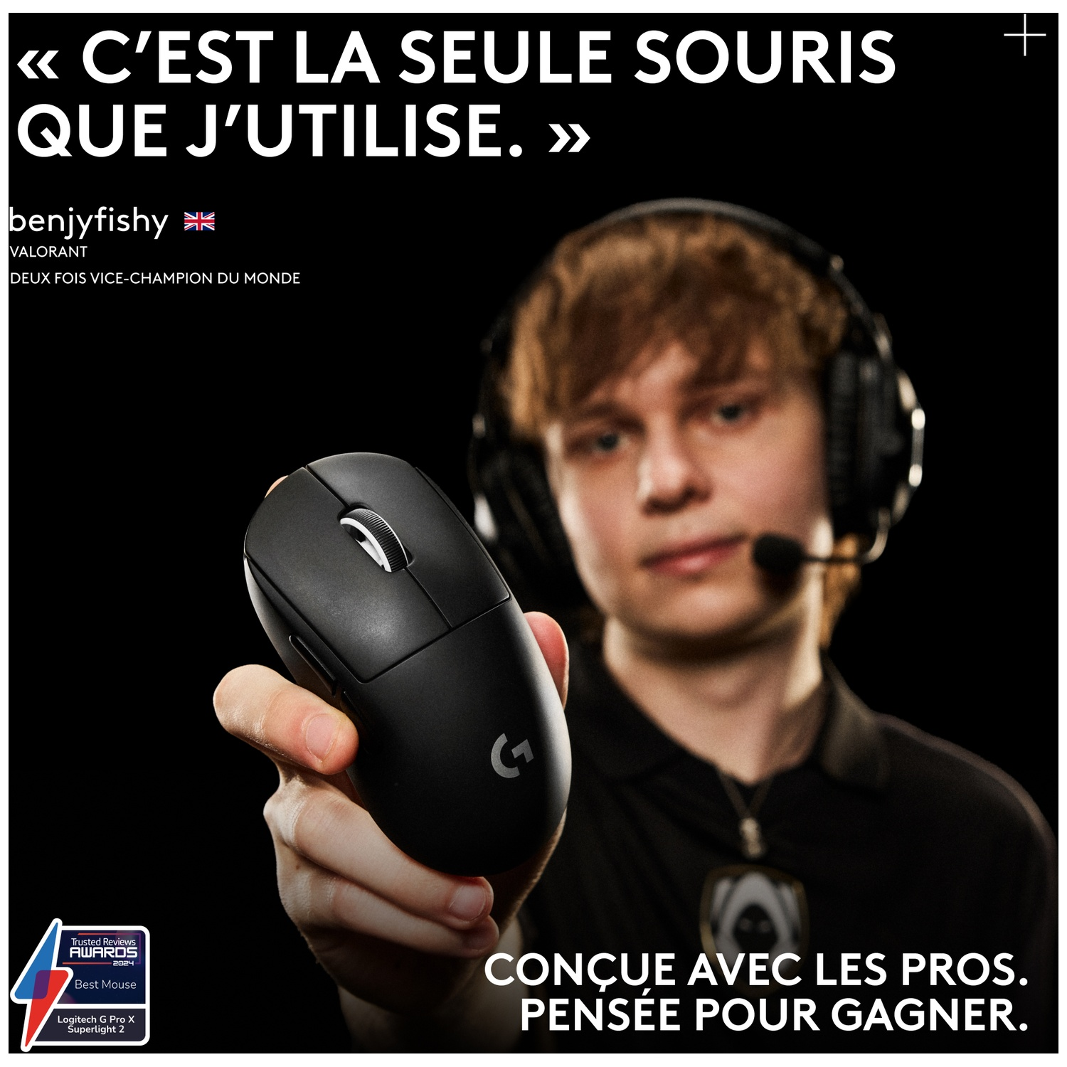 Un homme tient une souris Logitech noire. Texte au-dessus et en dessous.