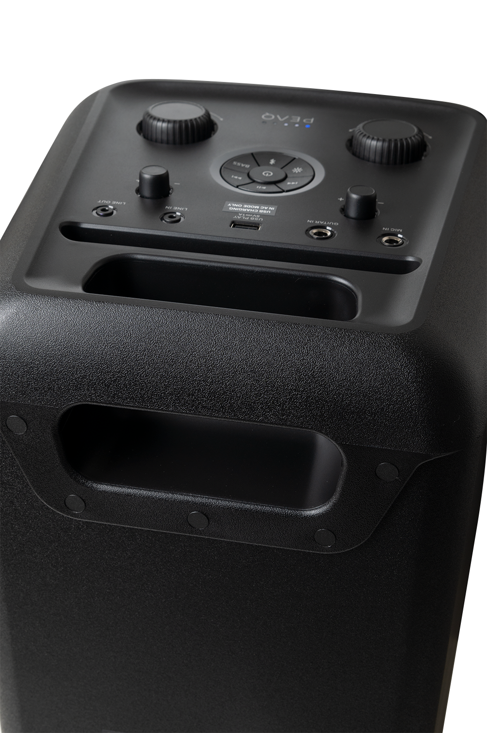 Czarny głośnik z gałkami, przyciskami, portem USB i uchwytami.