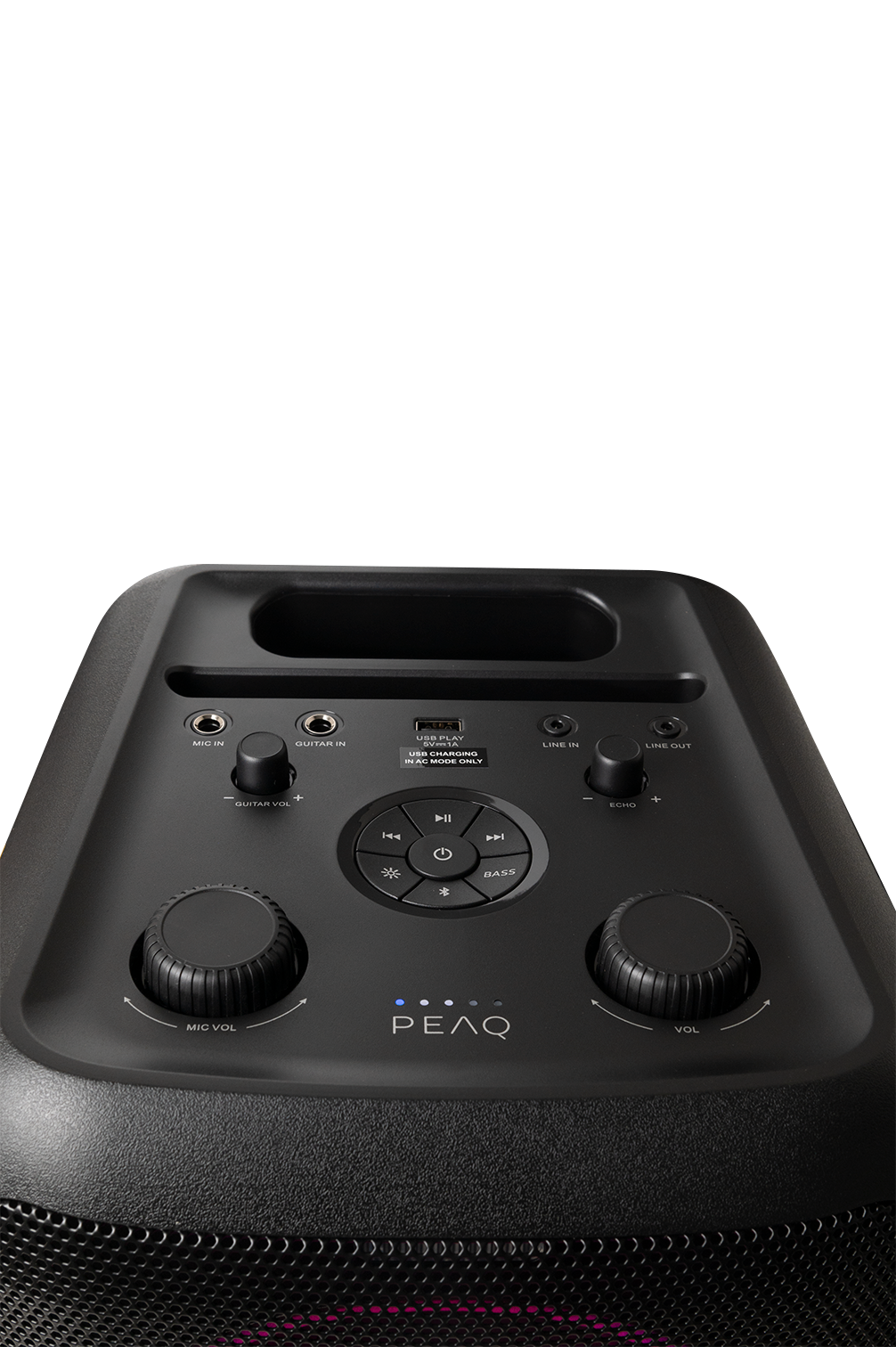 Czarny głośnik z elementami sterującymi: pokrętła, przyciski i logo.