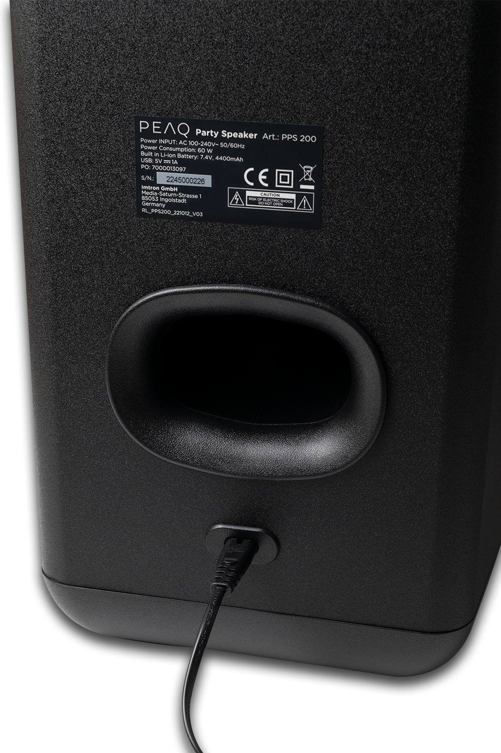 Tył czarnego głośnika z informacjami technicznymi i podłączonym kablem.