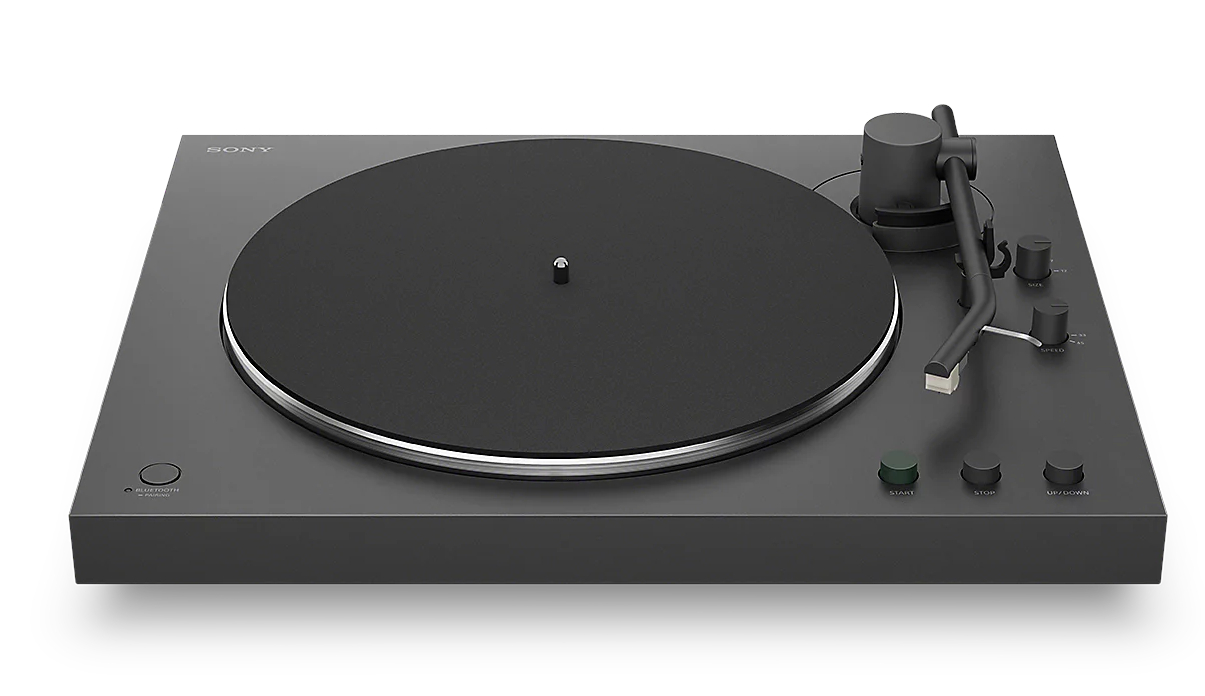 Czarny gramofon z srebrnymi akcentami i przyciskami sterującymi.