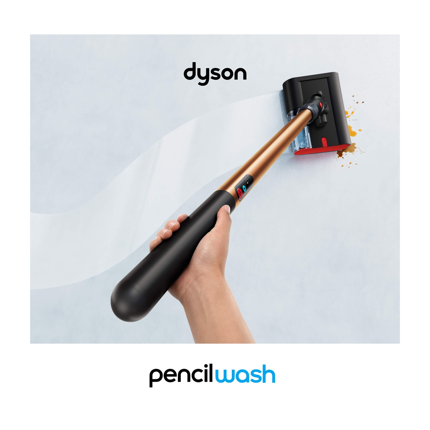 Una mano tiene uno spazzolone Dyson con manico dorato, che pulisce le macchie.
