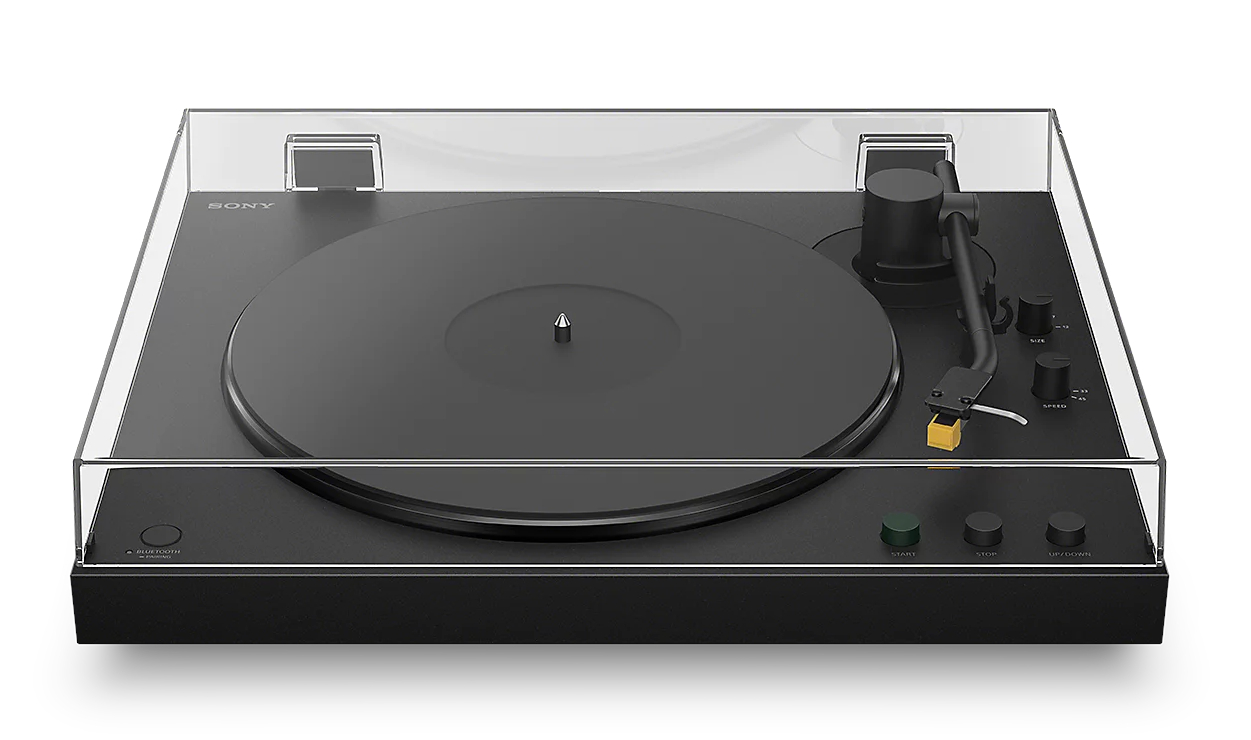 Czarny gramofon z przezroczystą pokrywą, ramieniem i przyciskami sterującymi.