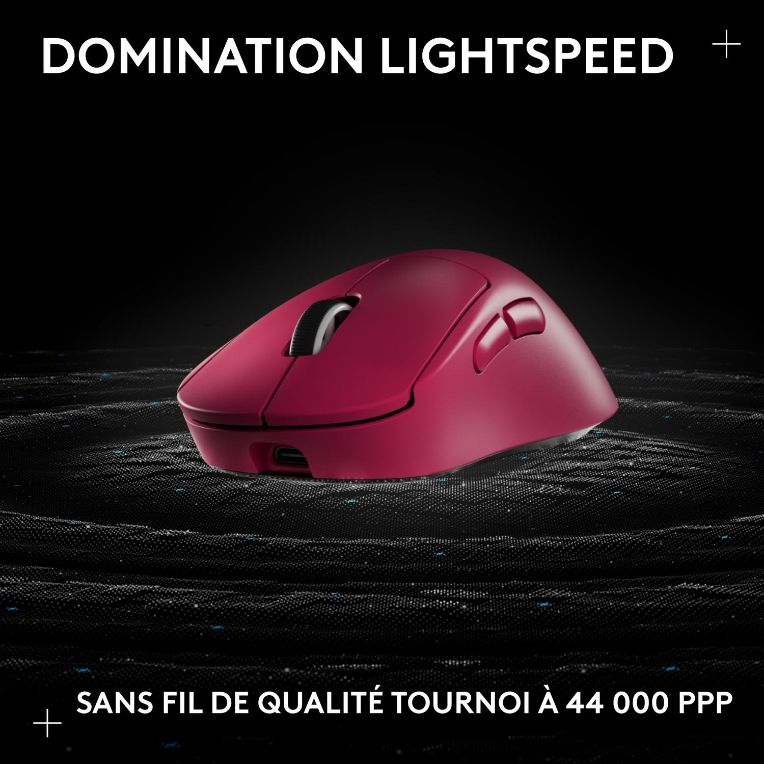 Une souris de jeu sans fil rouge sur fond noir ondulé.