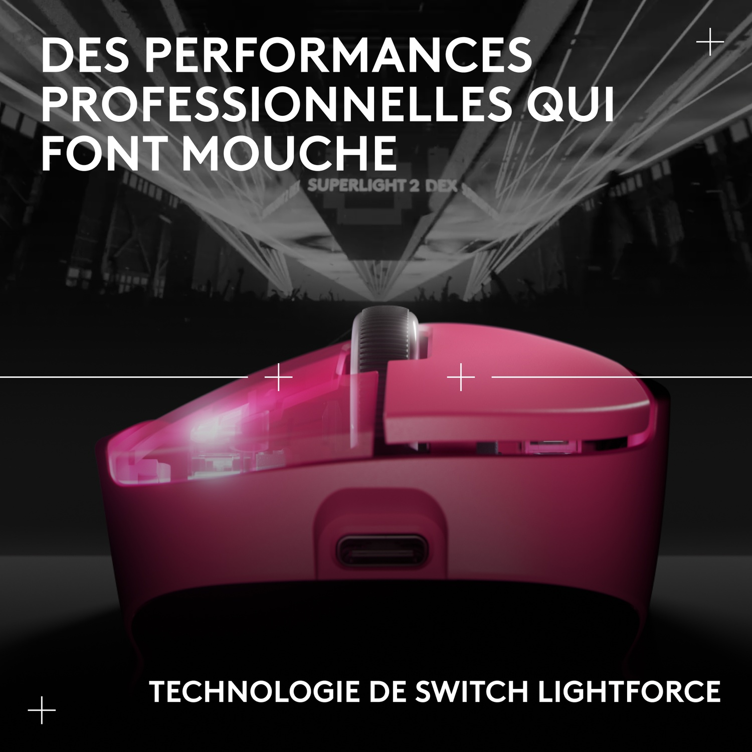 Une souris gaming rose avec des lumières vives sur fond sombre avec lasers.