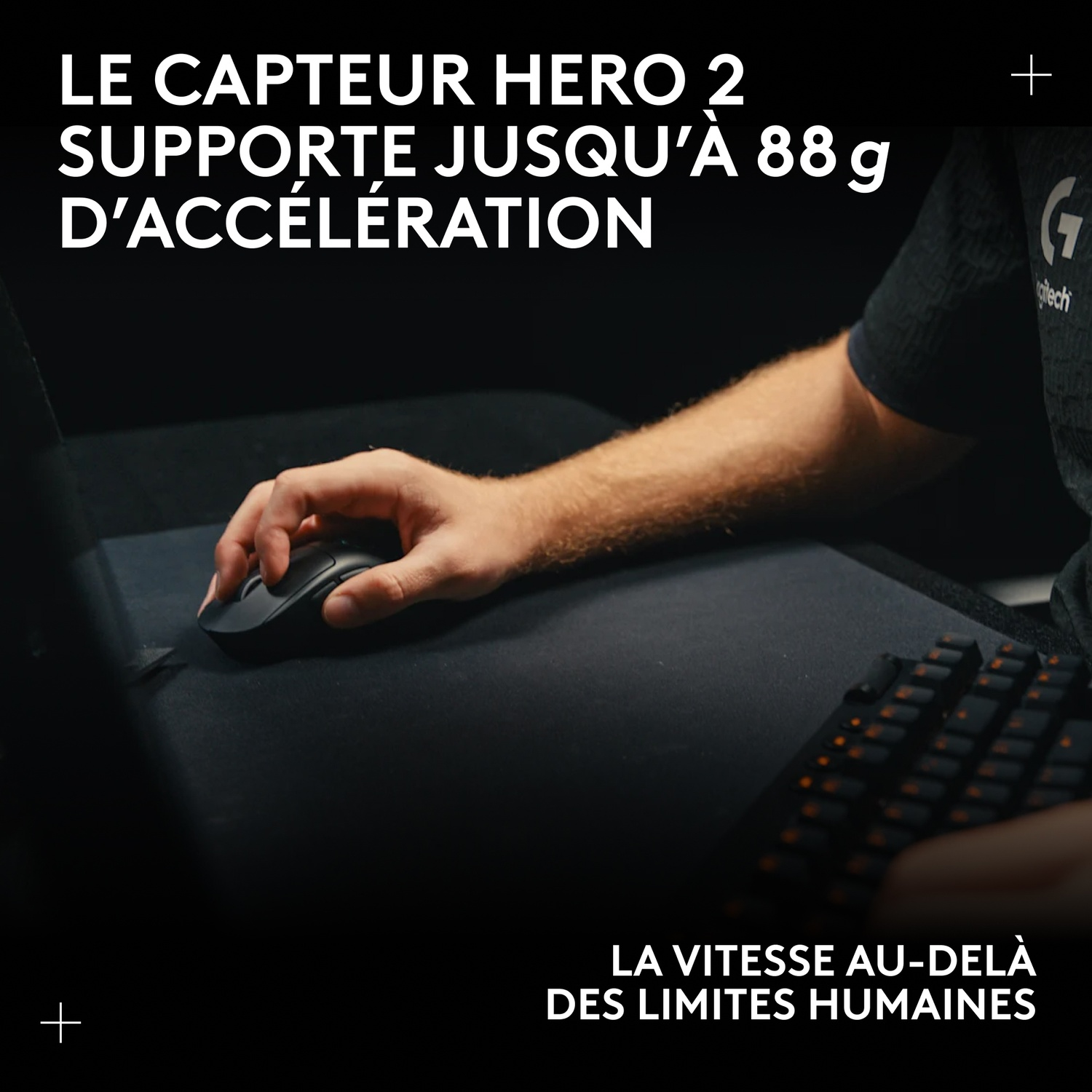 Une main utilise une souris gaming Logitech noire sur un tapis de souris noir.