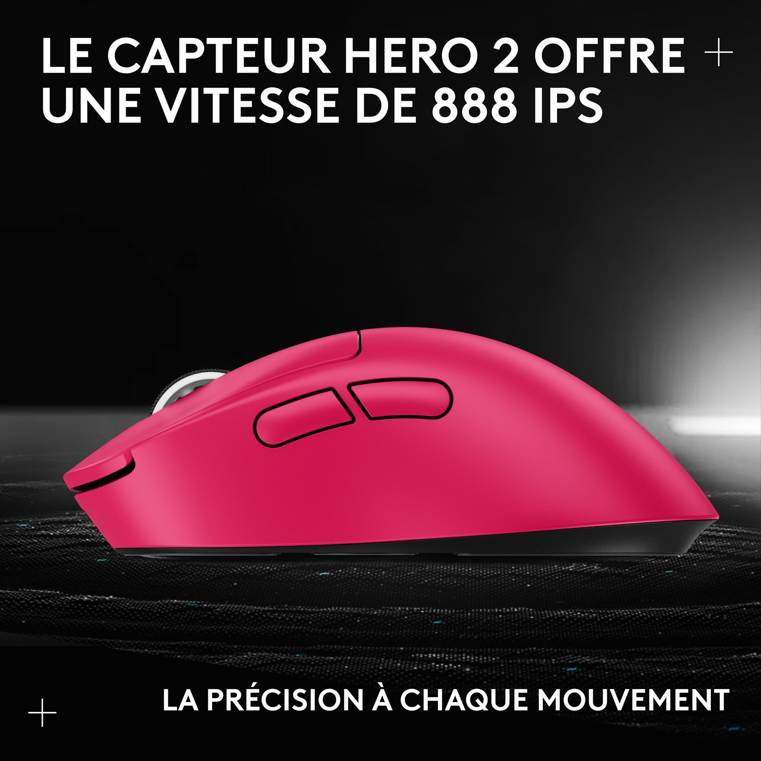 Une souris gaming rose avec des boutons sur fond noir.