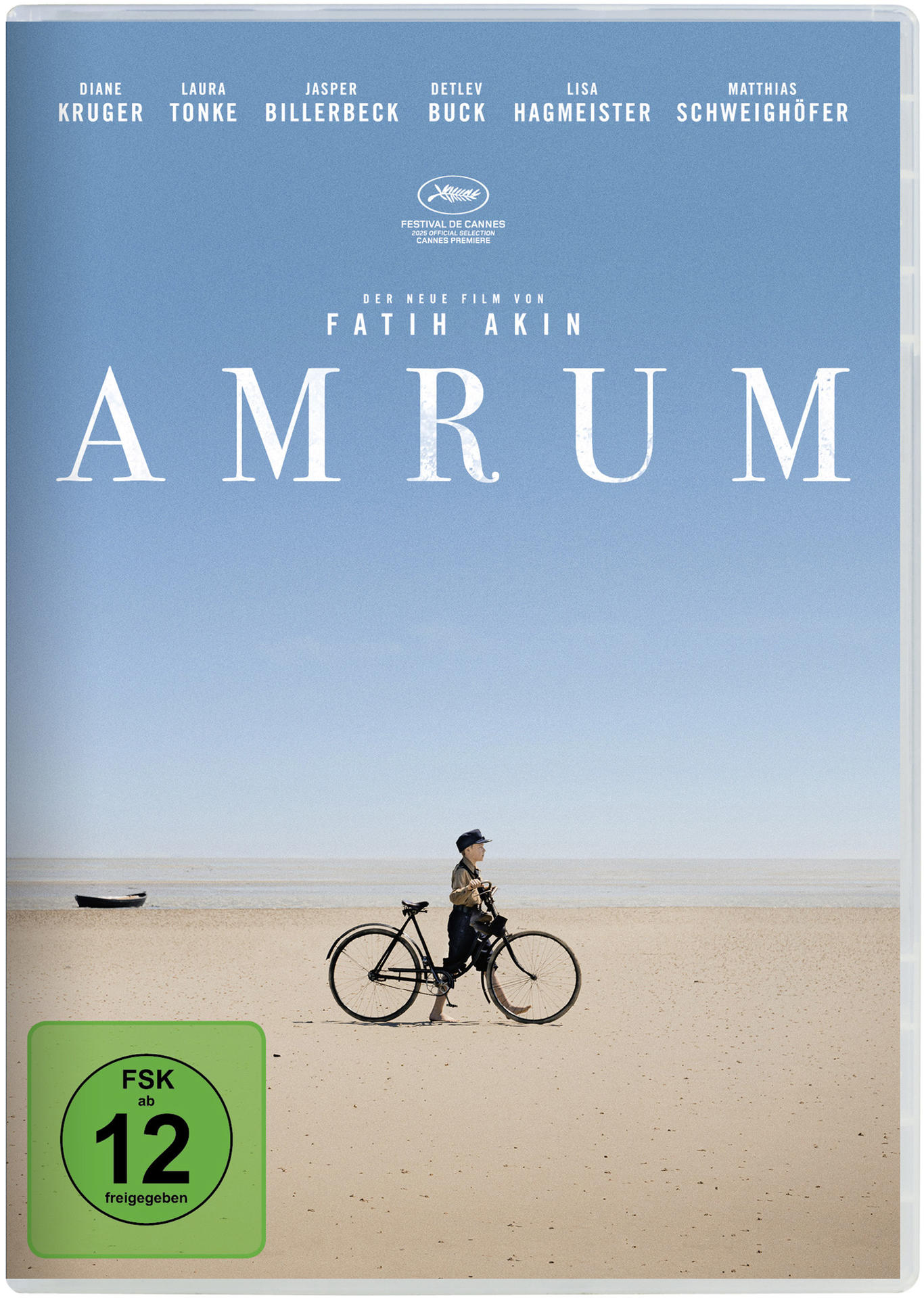 Ein Junge mit Fahrrad am Strand, FSK 12 Siegel, blauer Himmel.