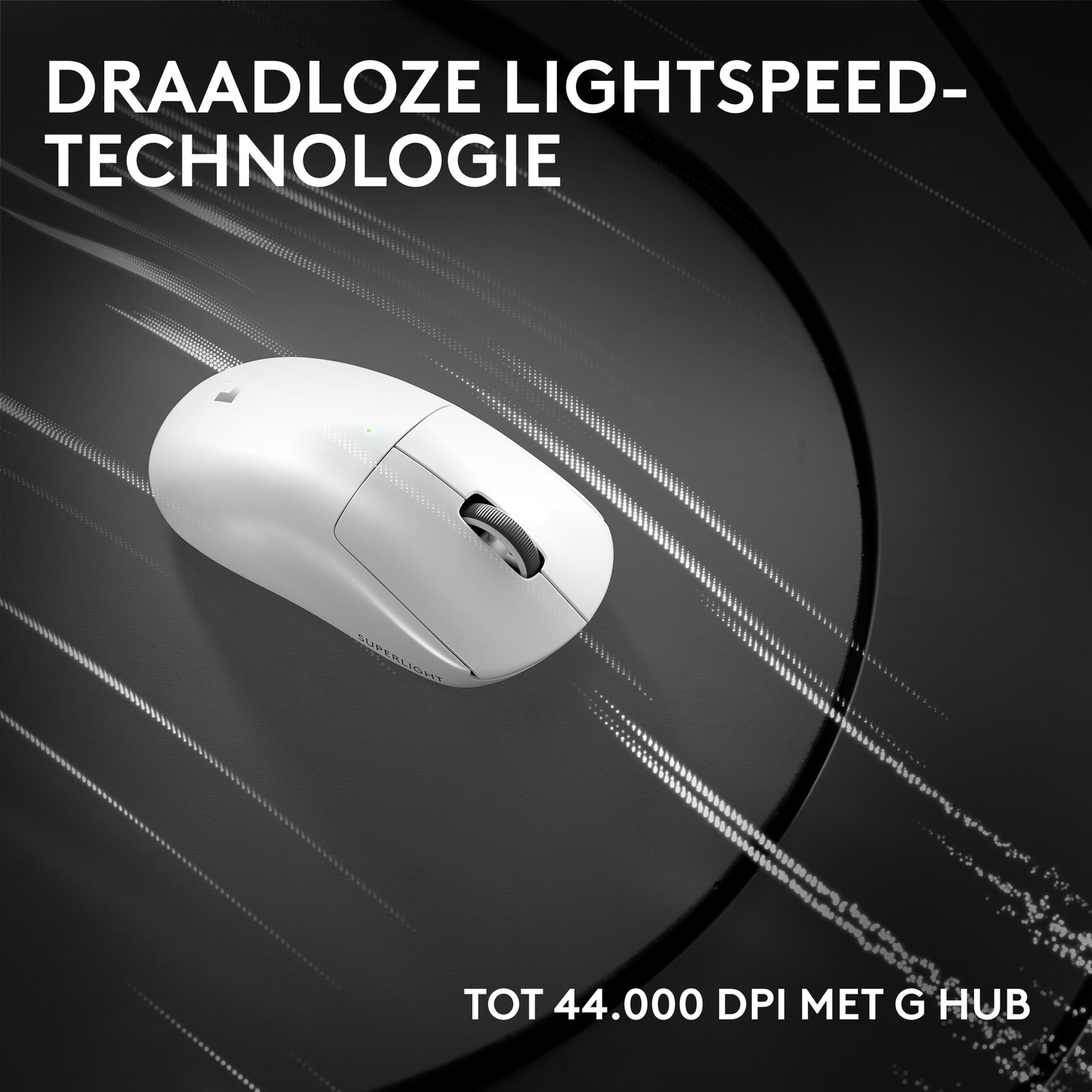 Witte draadloze muis met scrollwiel op donkere achtergrond met lichtstrepen.