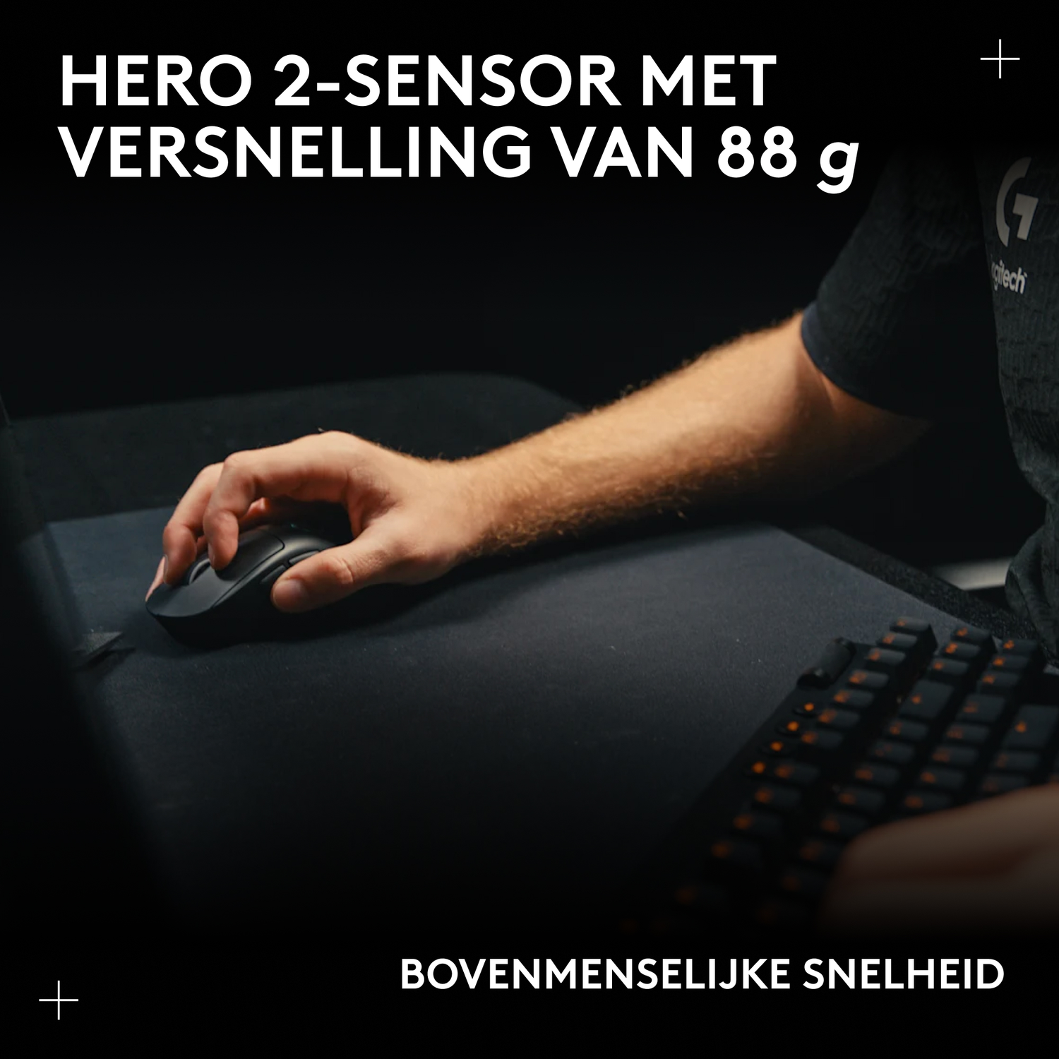 Hand gebruikt zwarte muis op muismat, toetsenbord op achtergrond. Tekst: HERO 2-SENSOR.