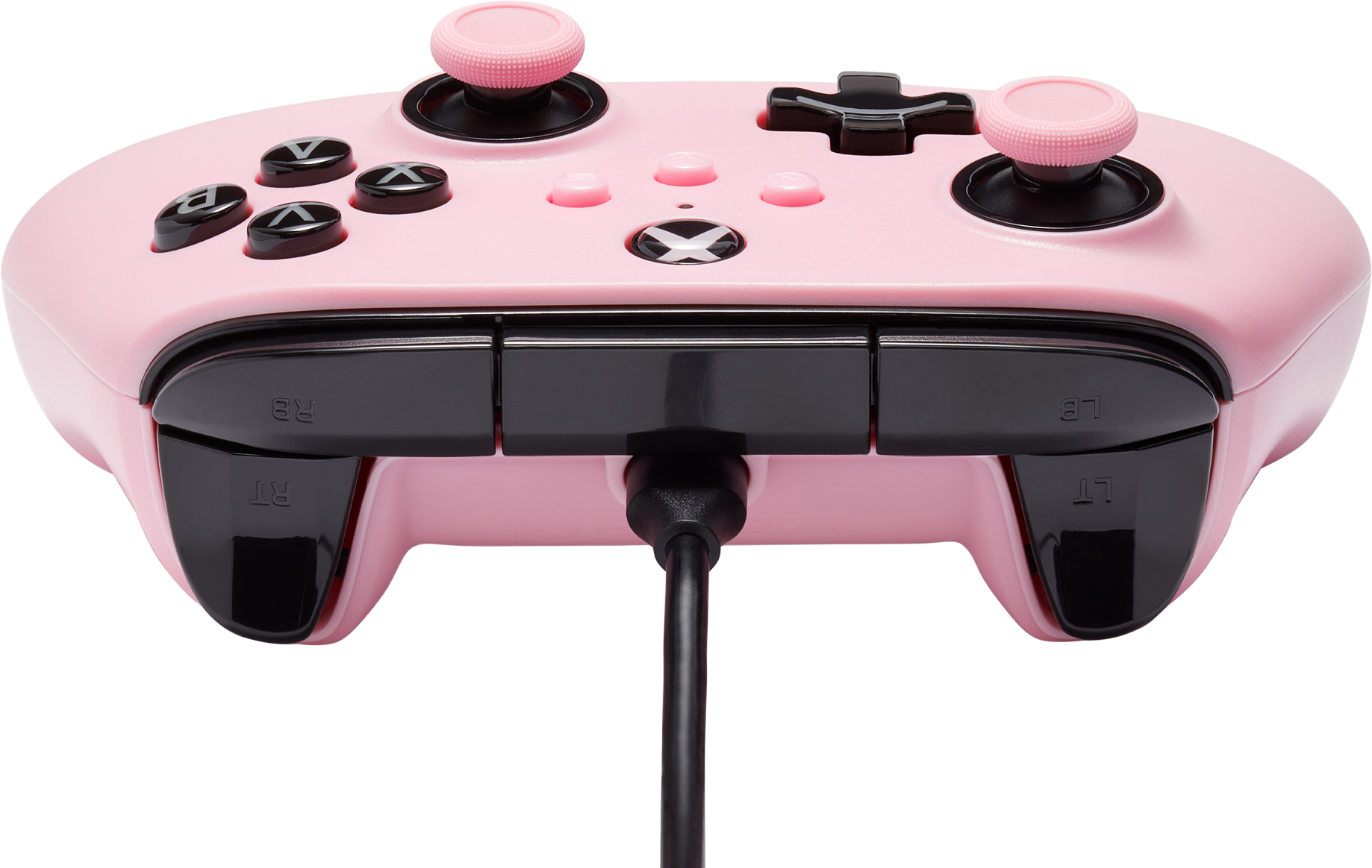 Egy rózsaszín Xbox kontroller fekete gombokkal és fekete kábellel.