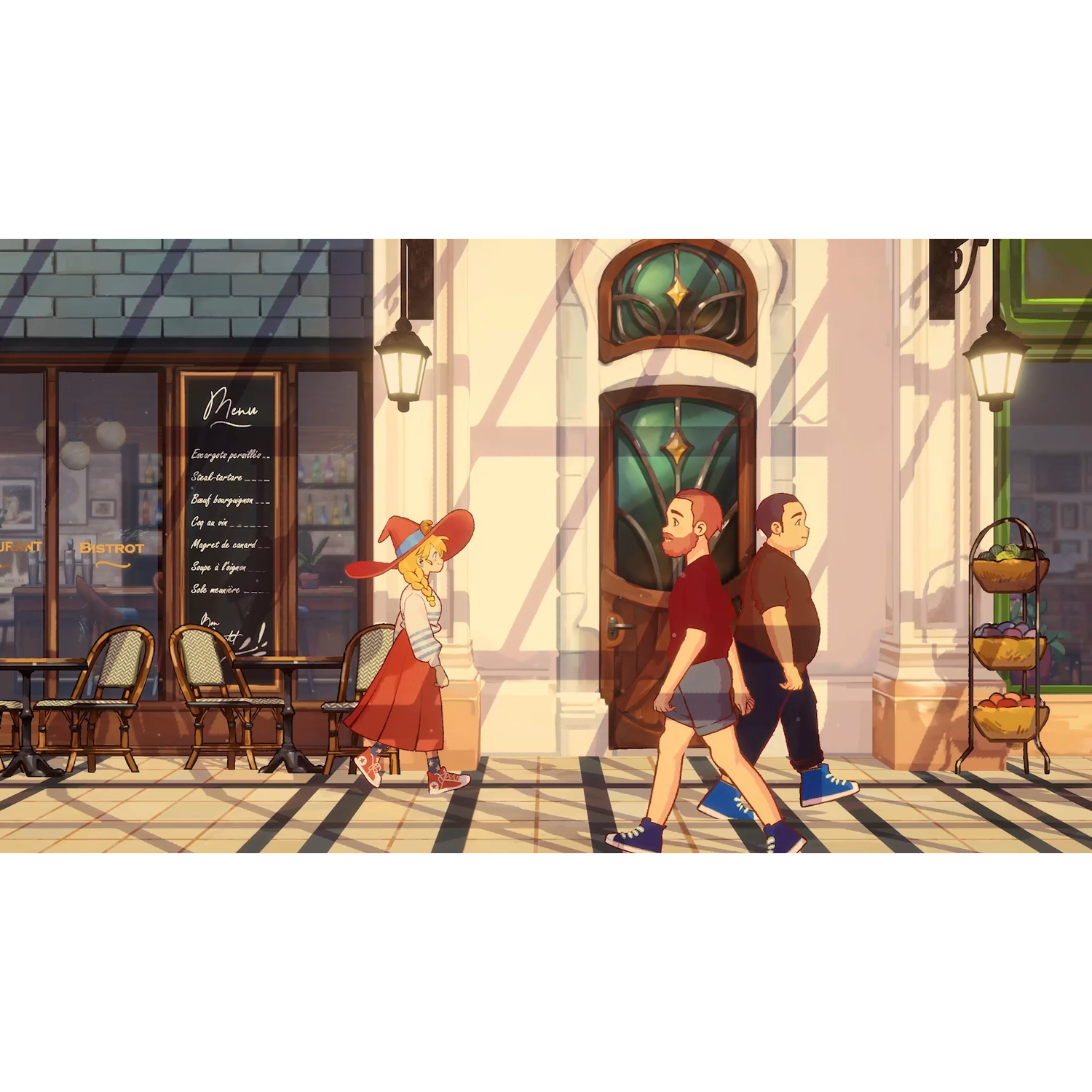 Een meisje met hoed en een man lopen langs een bistro. Fruit staat op een rek.