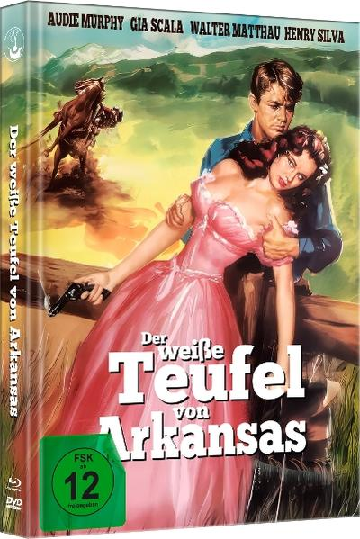 Ein Mann hält eine Frau in einem rosa Kleid, ein Reiter im Hintergrund.