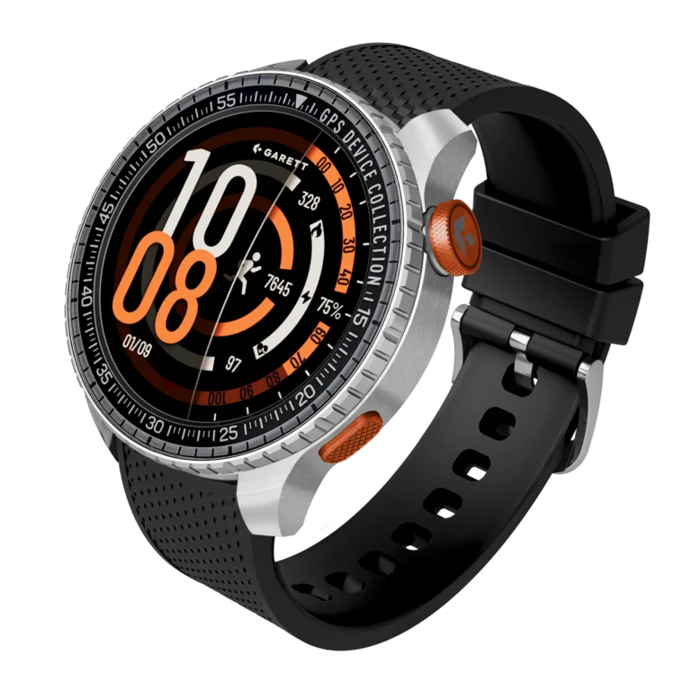 Srebrny smartwatch z czarną opaską i pomarańczowymi akcentami wyświetla czas i dane fitness.