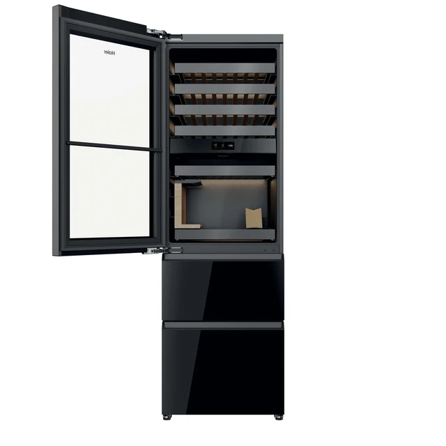 Una vinoteca negra abierta con estantes de madera y puerta de cristal.