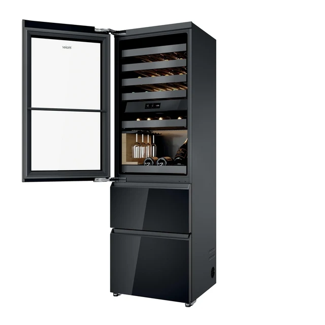 Una vinoteca negra con puerta de cristal, llena de botellas y copas.