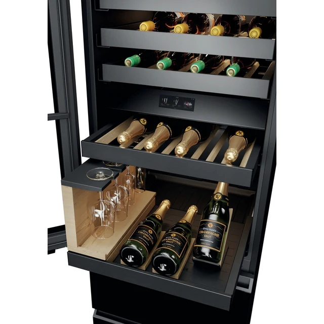 Una vinoteca de varios niveles llena de botellas de champán y vino.
