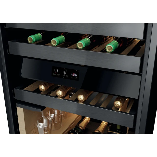 Enfriador de vino multinivel con botellas y copas. Tapas verdes.