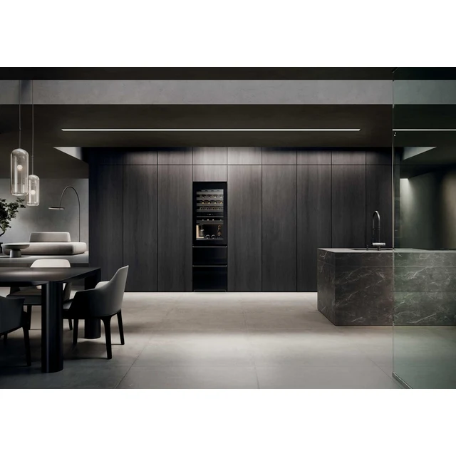 Cocina moderna con gabinetes de madera oscura, enfriador de vino integrado y isla de mármol.