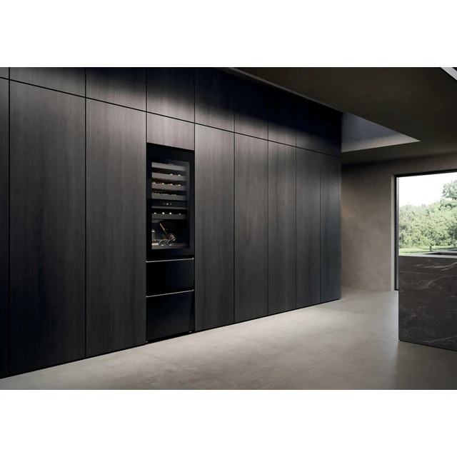 Armarios de cocina de madera oscura con enfriador de vino y cajones.