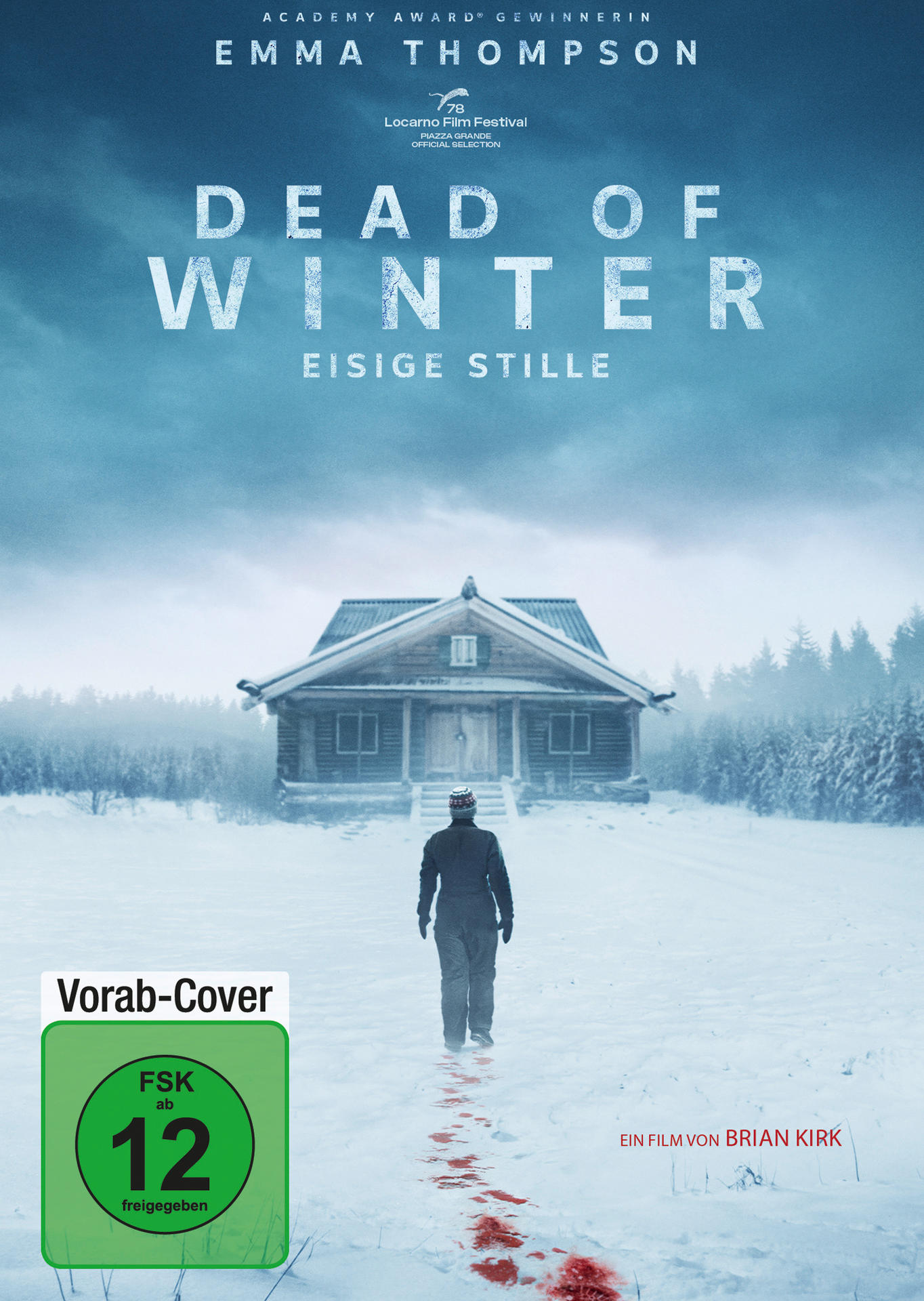 Eine Person geht auf einem verschneiten Pfad zu einem Haus. Blutspuren im Schnee.