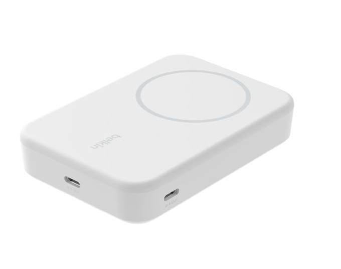 Şarj dairesi ve iki USB-C bağlantı noktasına sahip beyaz dikdörtgen powerbank.