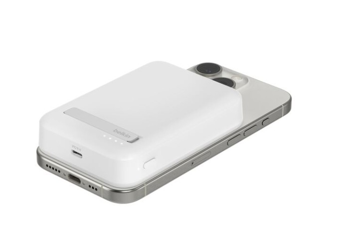 Beyaz bir pil paketi bir iPhone'un arkasına takılıdır.