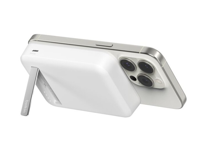 Beyaz MagSafe pil paketi ve destek ayağı takılı beyaz iPhone.