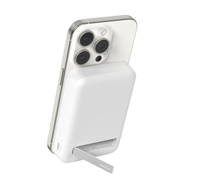 Gümüş stantlı beyaz MagSafe pil paketi, beyaz bir iPhone'a takılıdır.