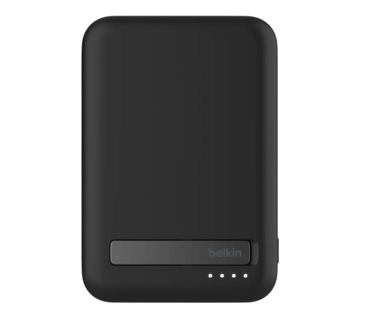 Dört gösterge ışıklı siyah dikdörtgen Belkin powerbank.