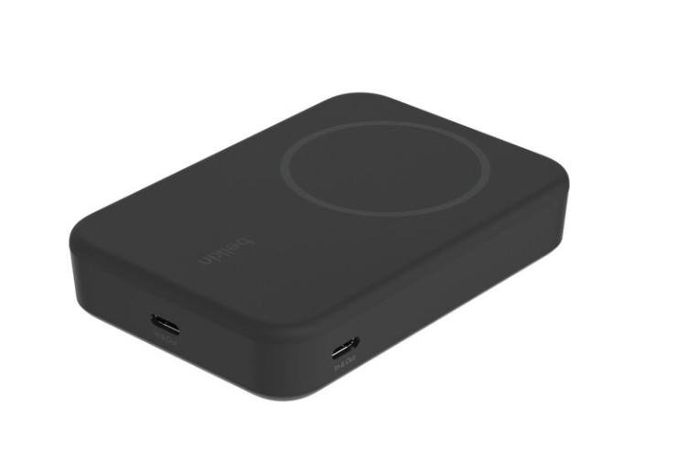 USB-C portlu ve üstünde daire bulunan siyah şarj pedi.