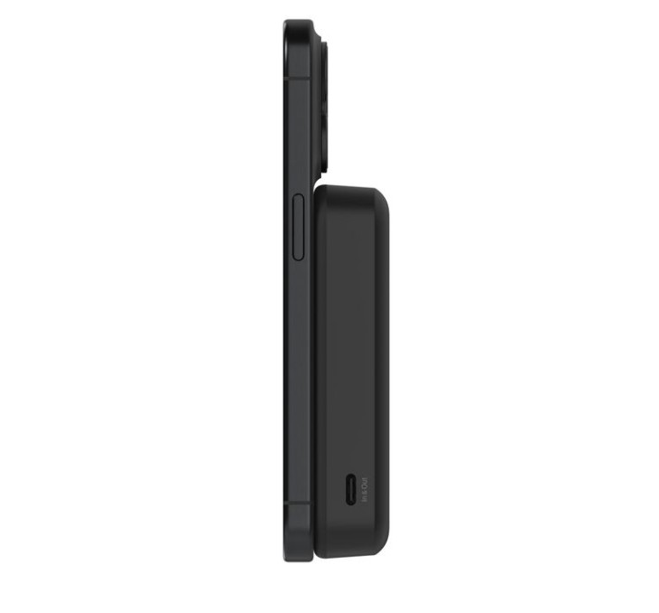 Eklenmiş siyah pil paketiyle siyah akıllı telefon, yan görünüm.
