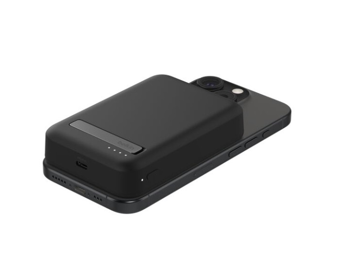 Siyah iPhone'a takılı siyah pil paketi, beyaz arka plan.