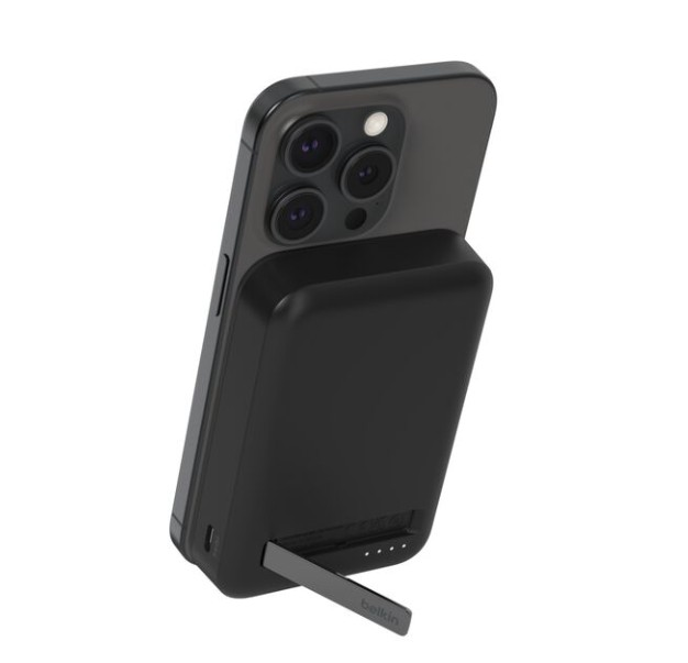 Arkada pil paketi ve ayaklıklı siyah iPhone.