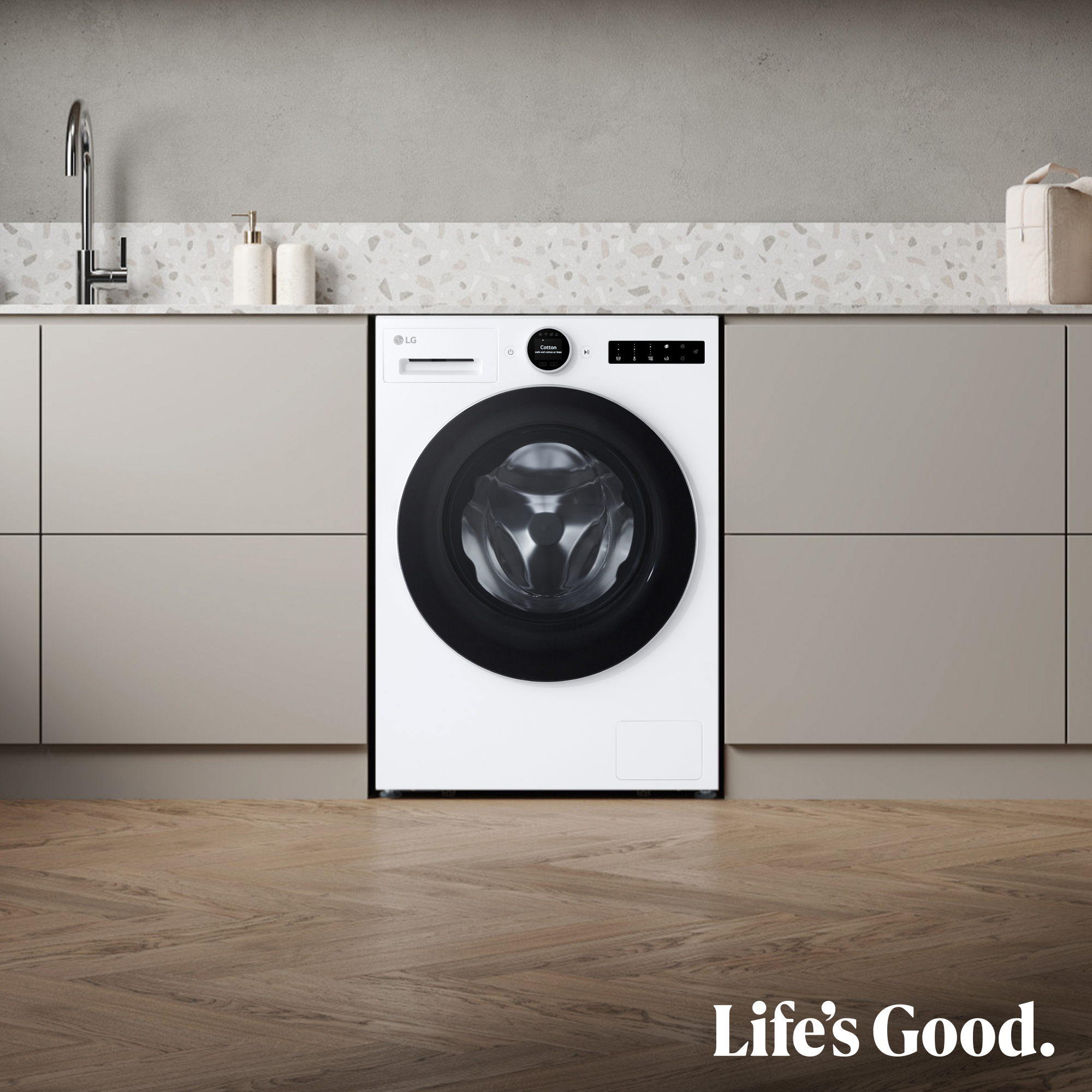 Una lavadora LG blanca con puerta negra está en una cocina moderna.