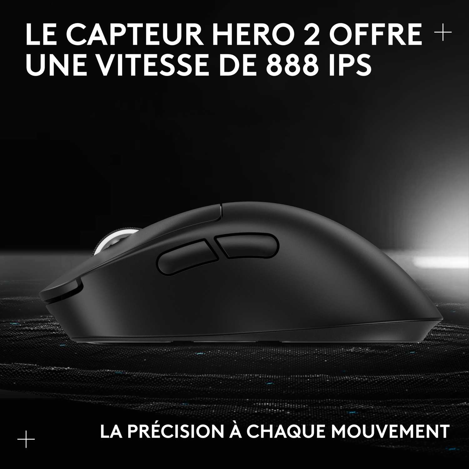 Souris gaming noire avec molette et boutons, vue rapprochée.