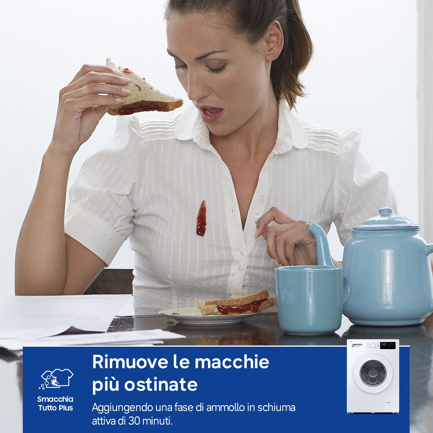 Donna con macchia di marmellata sulla camicia, vicino a teiera e lavatrice.
