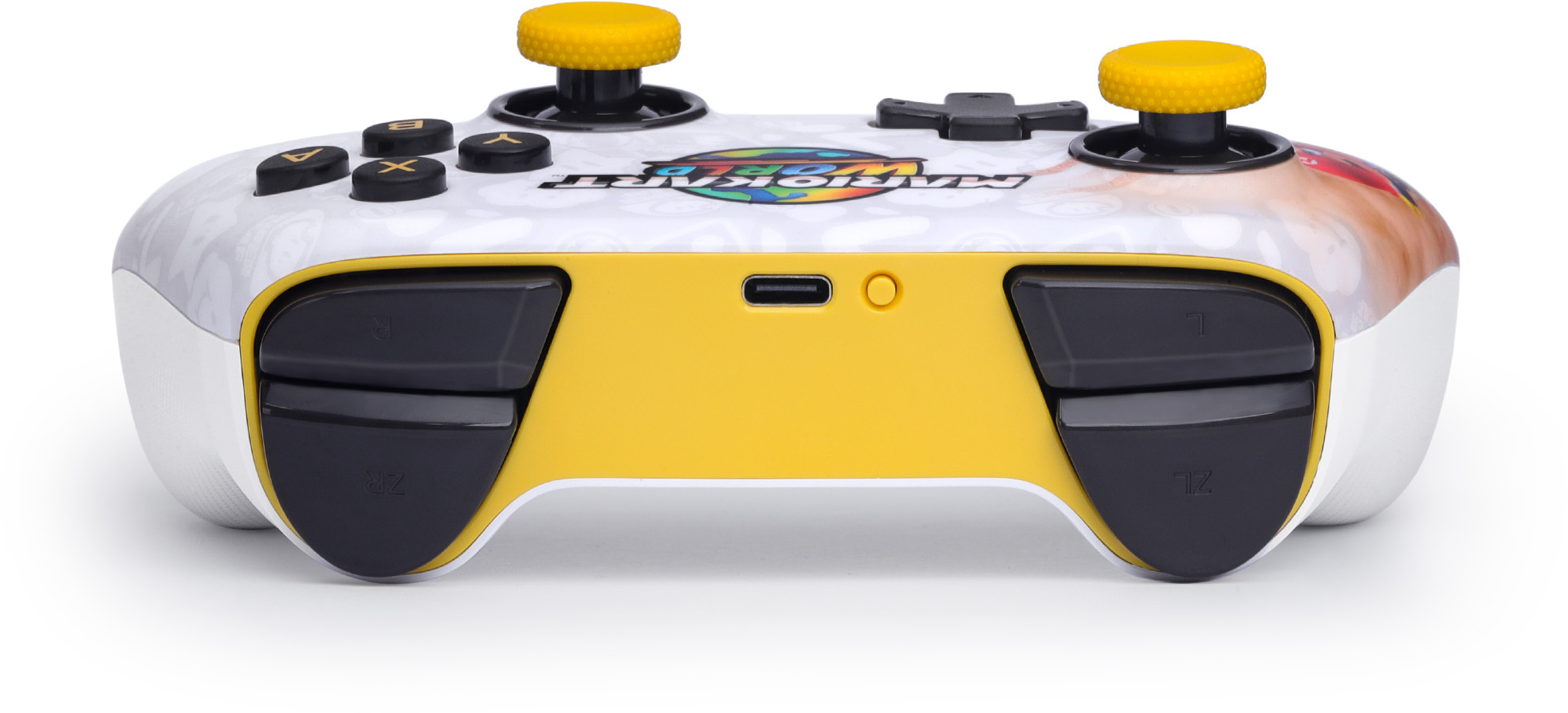 Fehér kontroller sárga díszítéssel, Mario Kart felirattal és joystickokkal.