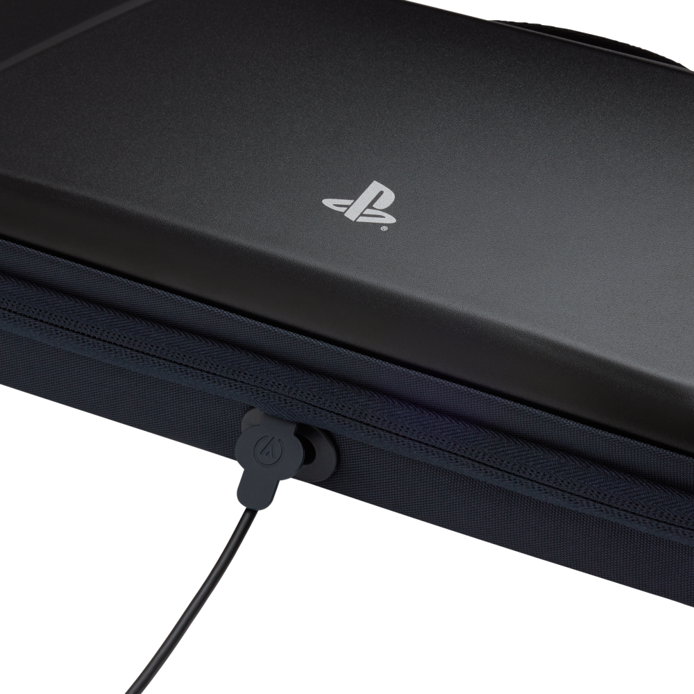 Fekete tok PlayStation logóval és kábelcsatlakozóval.