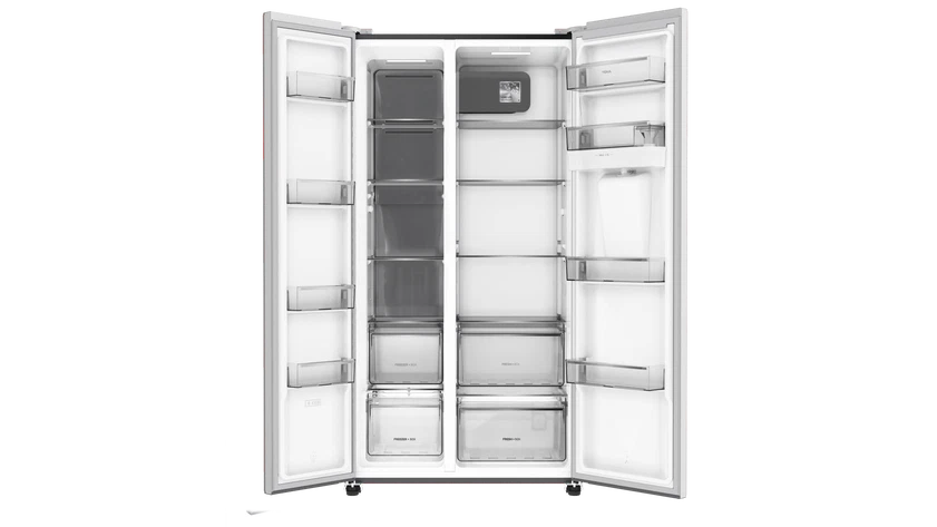Un refrigerador side-by-side abierto y vacío con estantes y cajones.