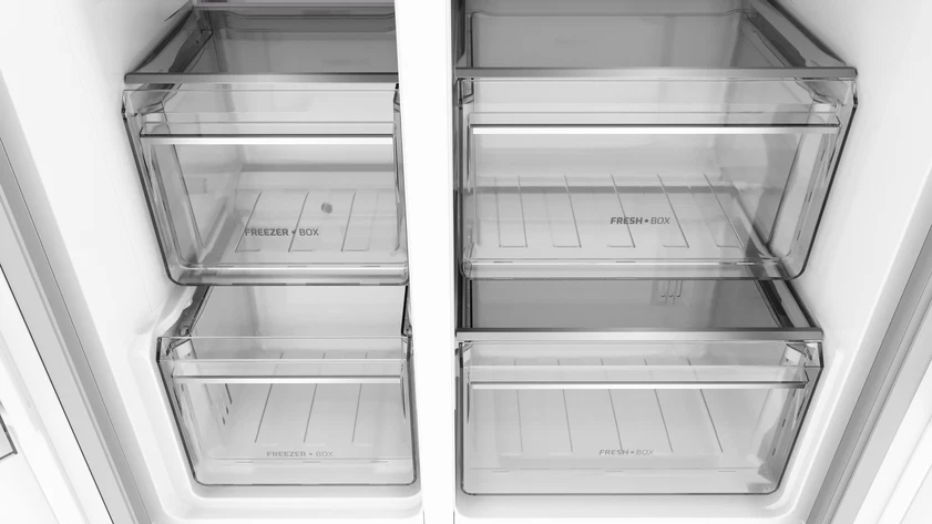 Compartimentos vacíos del refrigerador con cajones transparentes.