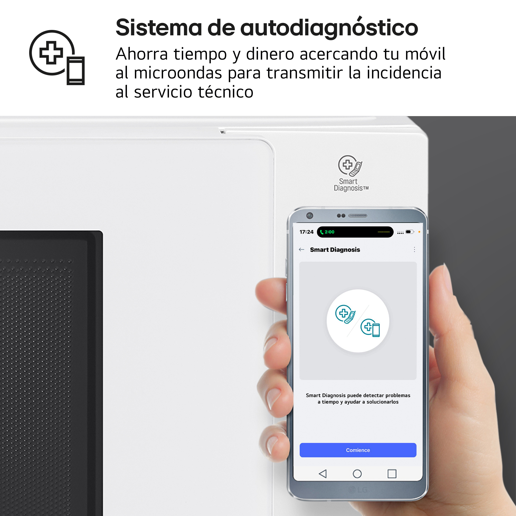 Un smartphone se sostiene frente a un microondas, mostrando la app de diagnóstico.