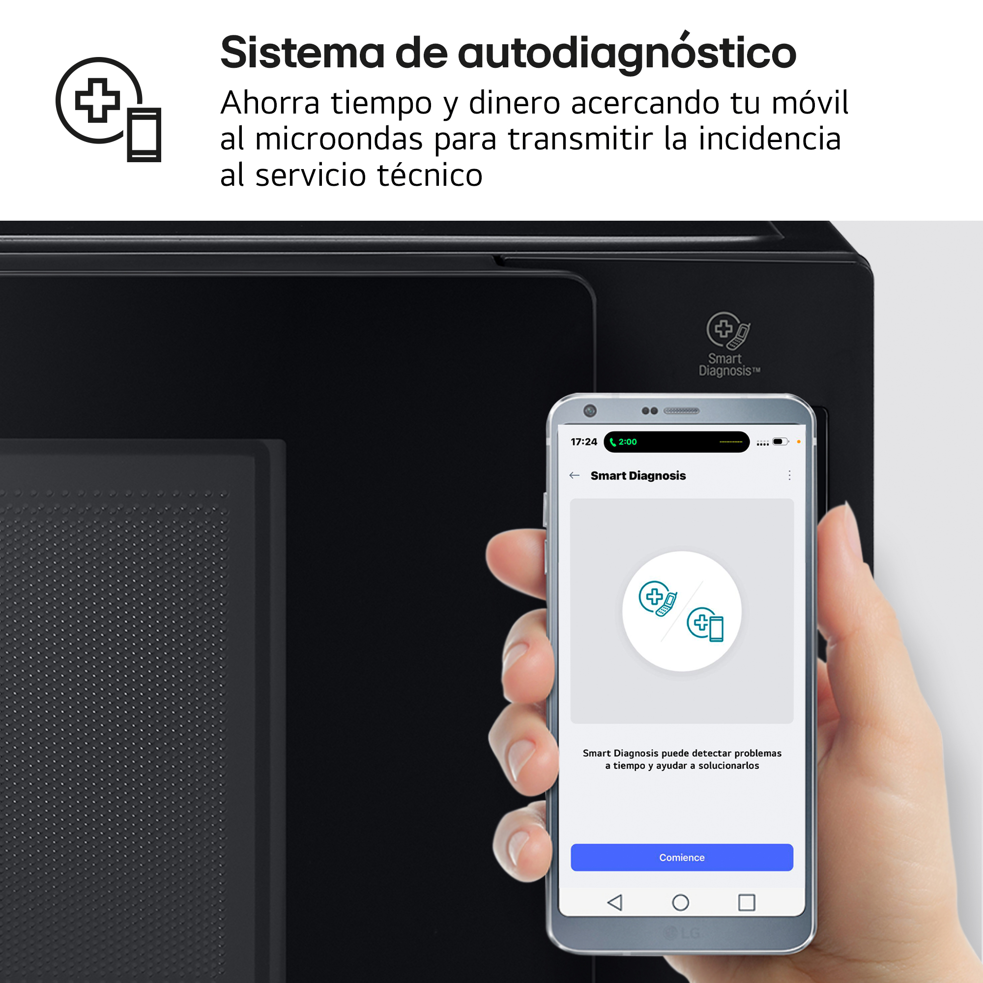 Mano sostiene teléfono mostrando app Smart Diagnosis ante microondas.