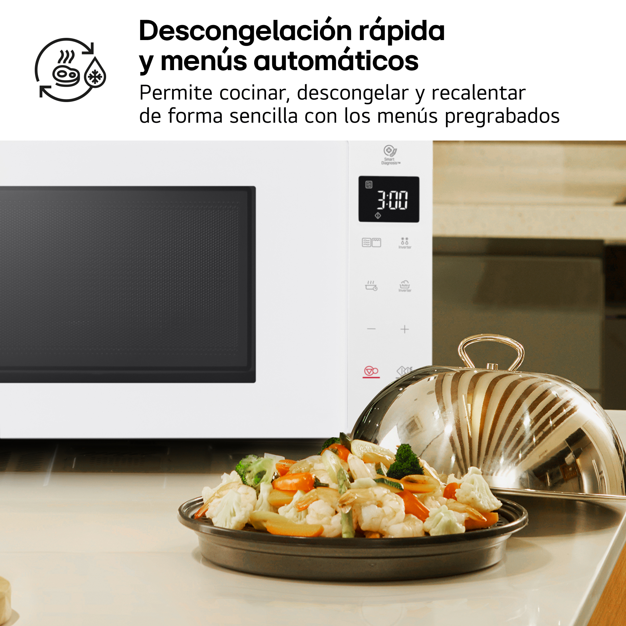 Un microondas blanco con un plato de camarones y verduras al lado.